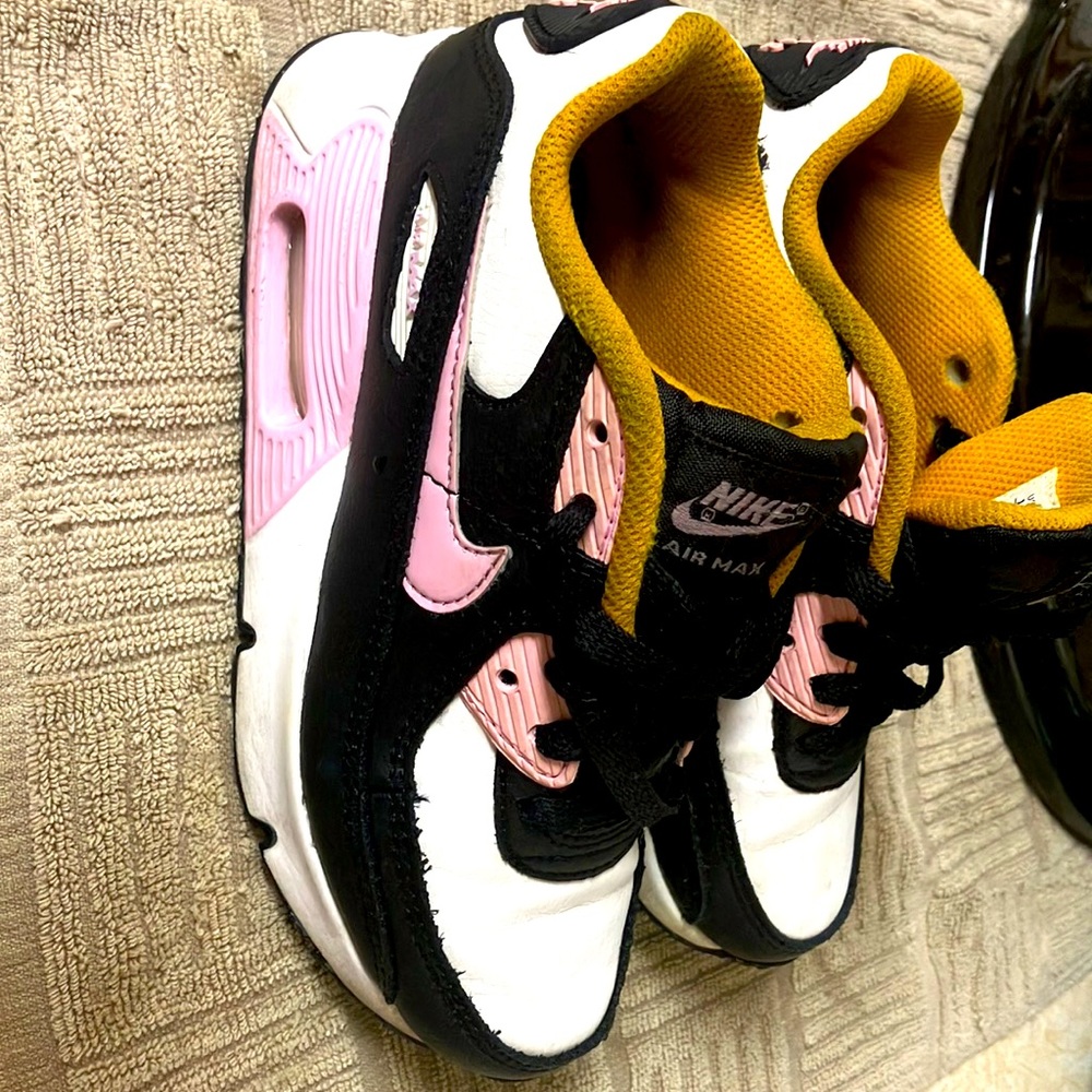Girls Air Max.